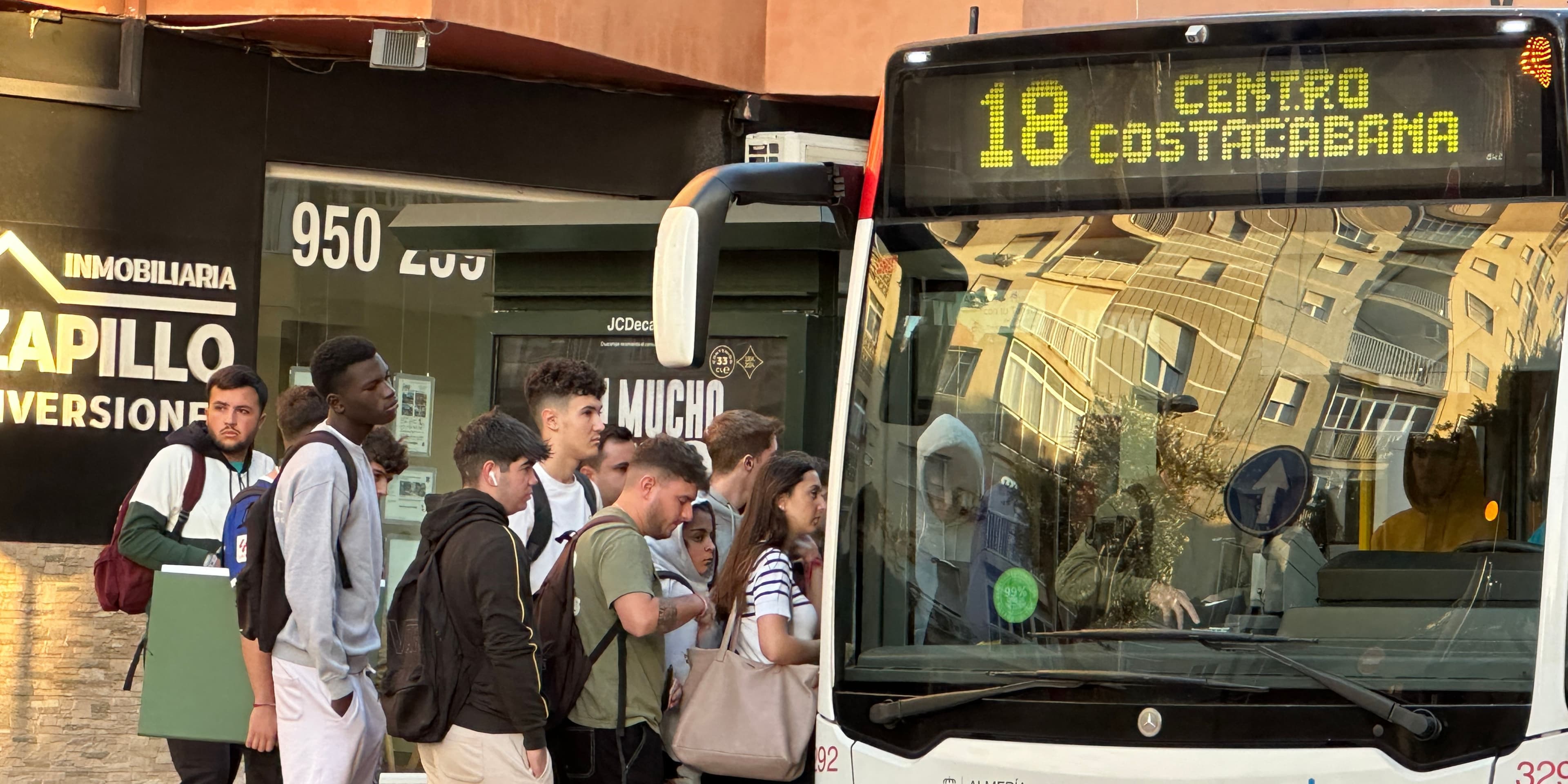 La falta de estrategia y planificación de la alcaldesa quema a los trabajadores y enfada a los usuarios del transporte público