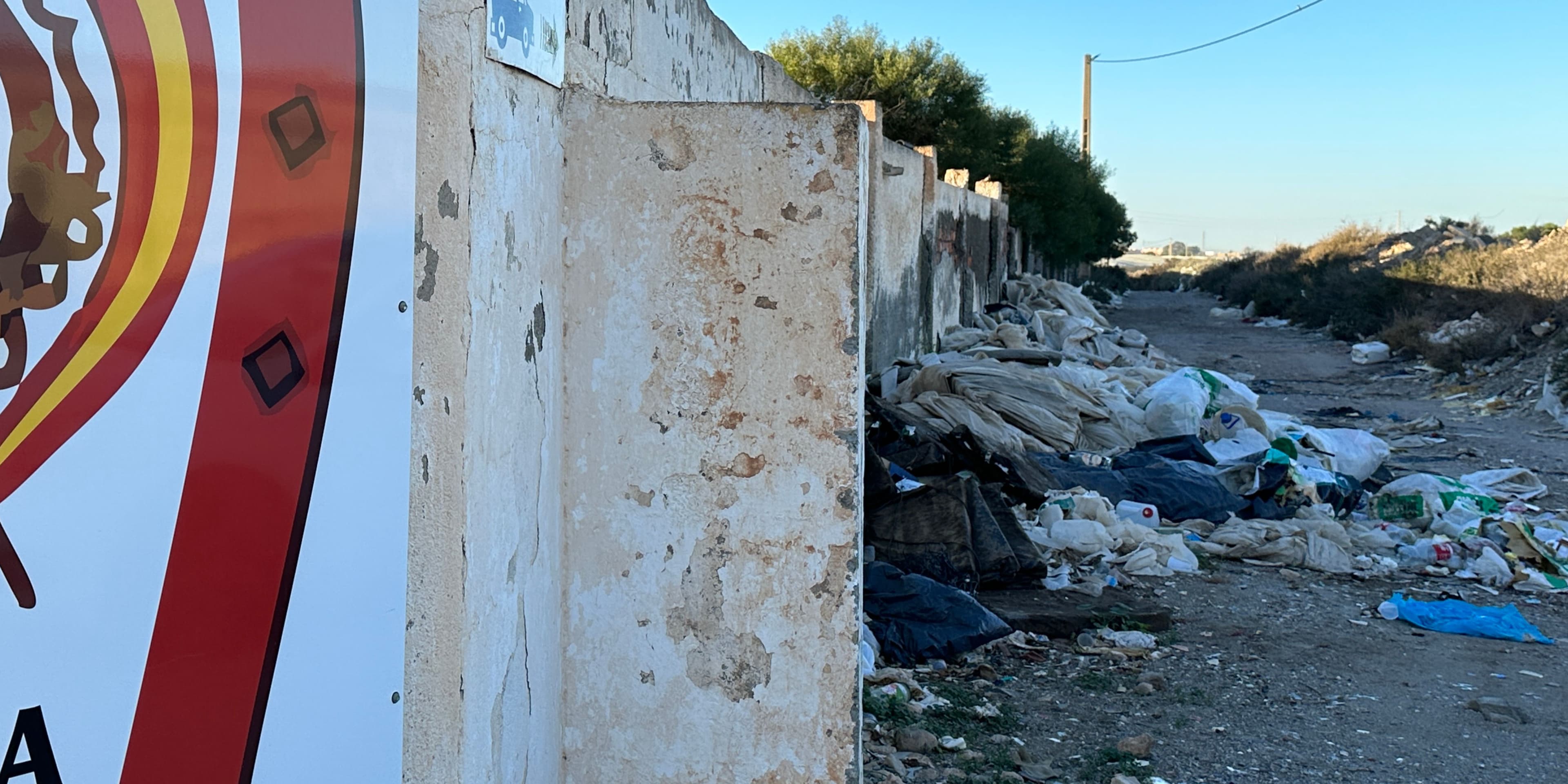 Los montones de plásticos de invernadero campan a sus anchas por los caminos rurales de la capital