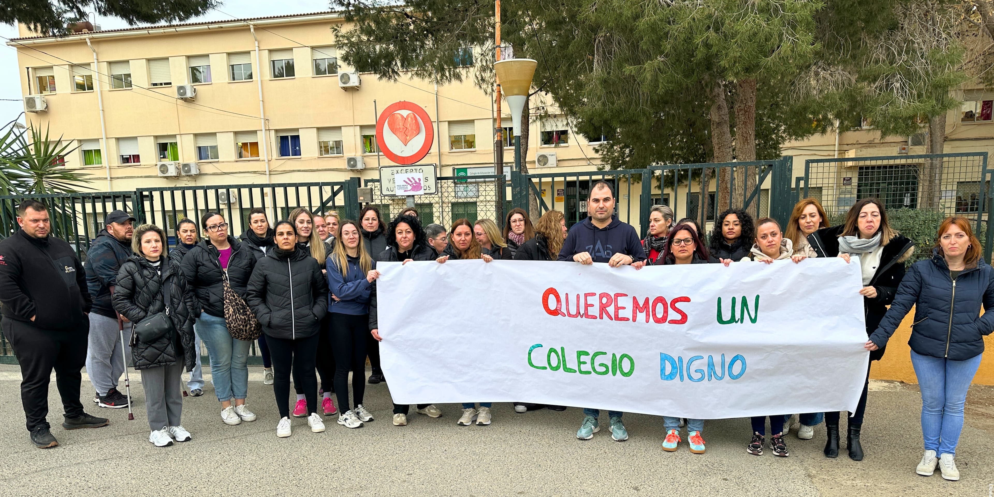 El PSOE denuncia el absoluto abandono institucional hacia el Colegio Ferrer Guardia cuyo estado se asemeja al de un edificio en ruinas